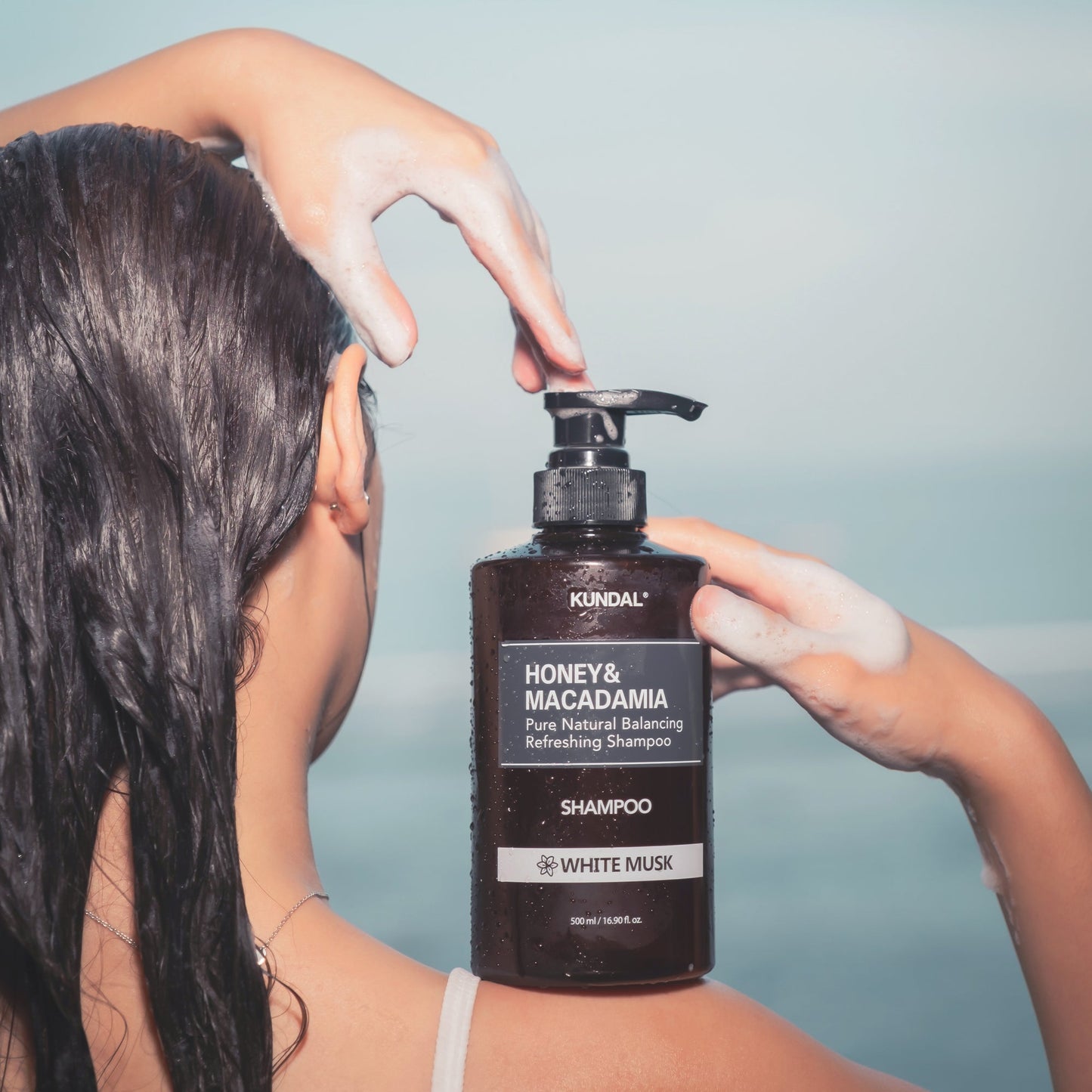 Honey & Macadamia Treatment White Musk Shampoo - OVERRATED